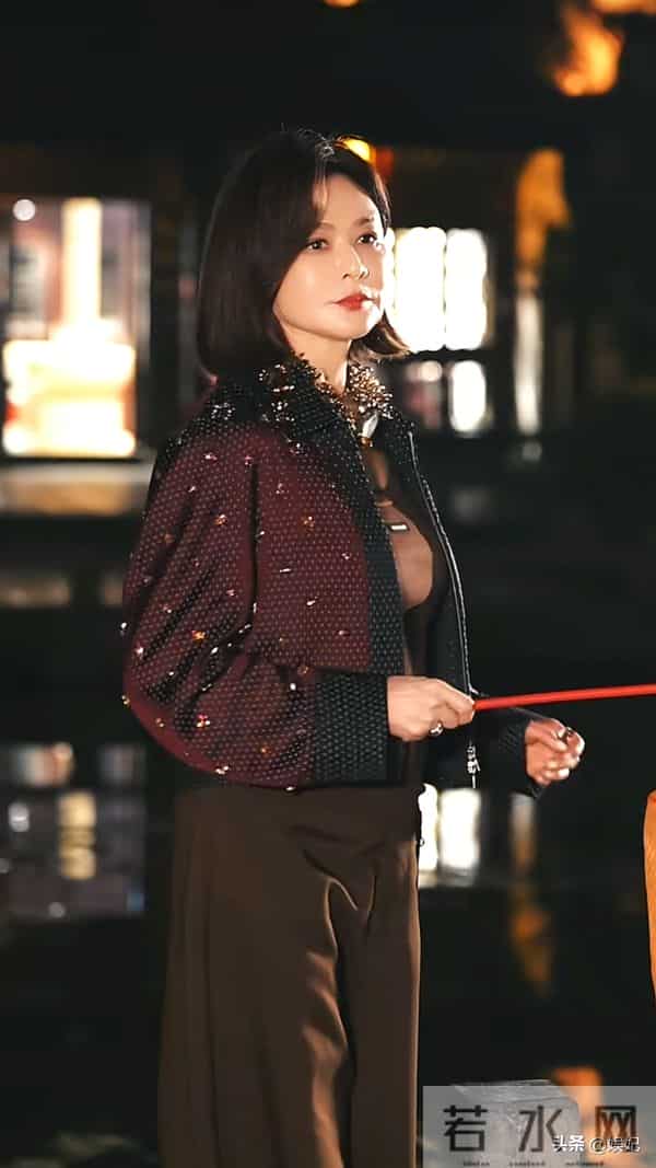 63岁关之琳染发新造型:短款外套+阔腿裤,减龄又高级,美得像39