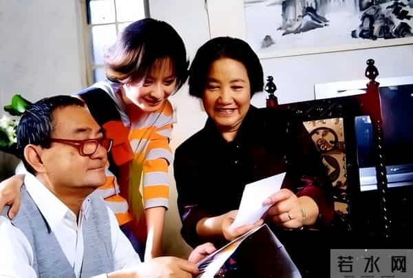 她还能称“人民艺术家”？曾定居美国10年，78岁又回国“捞财”