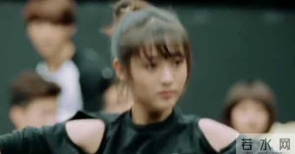 邢菲拿奖就曝恋情，两人被拍见家长，男友选秀出身，母亲下楼迎接