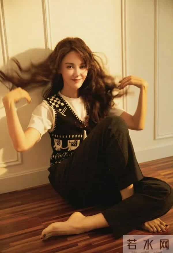 张歆艺光脚坐在木地板上，眉眼带笑的气质太舒服了