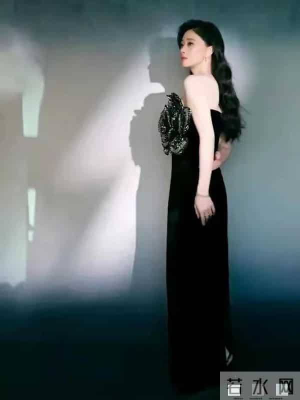 42岁蒋欣出席活动，裙摆开叉到大腿根，走路时气场太强大了