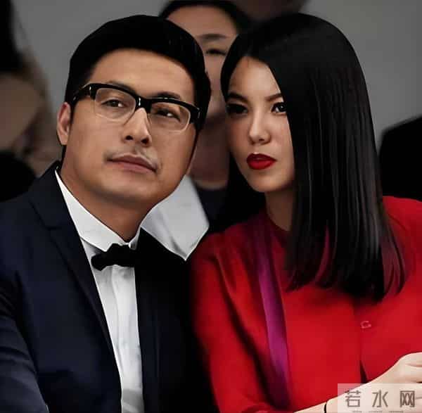 李湘一家三口现身机场，走路带风气场十足！手上那件貂皮大衣抢镜