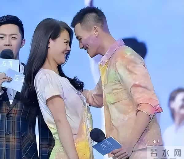 欧豪参加活动，被指偷瞄马思纯，这是还没放下？