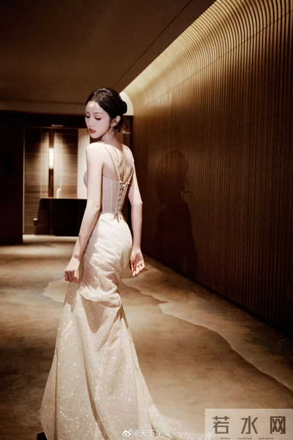 吴宣仪舞台上很美，不过皮肤好像也没有想象中那么白皙透亮