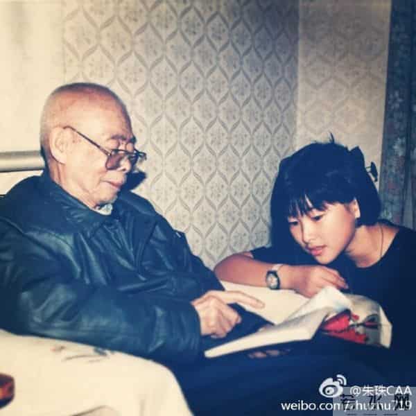 深挖 - 被翁青雅采访翻车的朱珠，本尊才是“顶级白富美”！