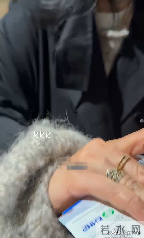 白百何一家回国,大儿子又黑又老,小儿子长相曝光眼小脸大不像她