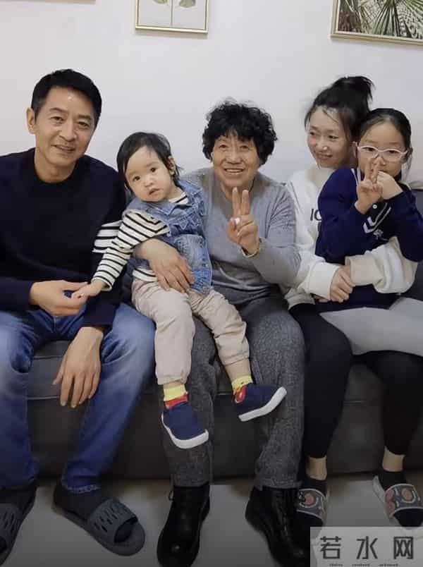 郭晓东妈妈带亲戚来北京，住小酒店不麻烦儿子，俩孙女全程玩手机