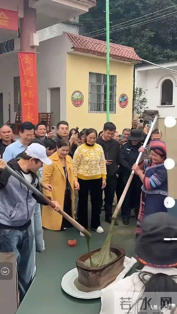 台湾歌手赵传回广西天等探亲了,看到家族大合照