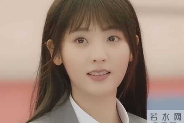 邢菲拿奖就曝恋情，两人被拍见家长，男友选秀出身，母亲下楼迎接