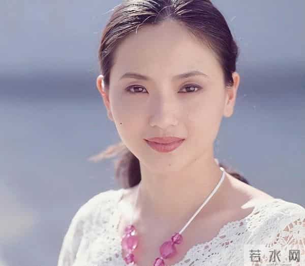 不演吻戏、不入豪门,30岁自毁前程演妈妈,先生是她叛逆的后盾