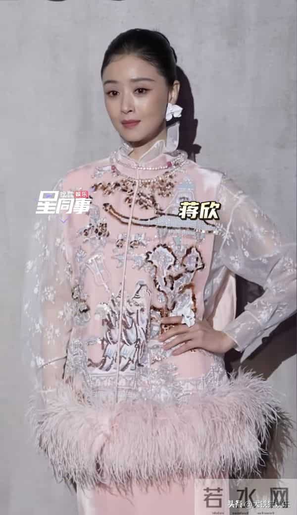 上海这一晚,蒋欣、胡杏儿秒了00后小花,才知什么叫美得有辨识度