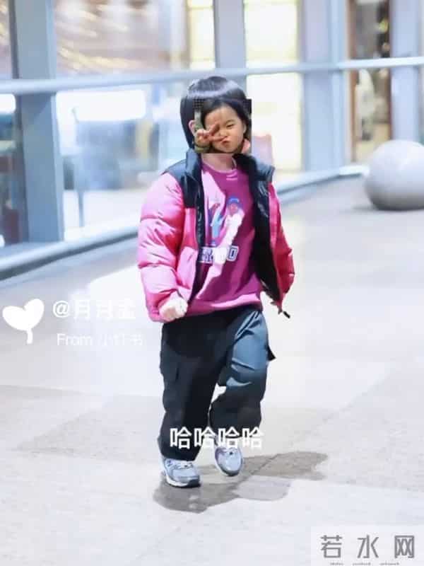 白百何带俩儿子回国，17岁大儿子罕见露面，身高180，模样像爸爸