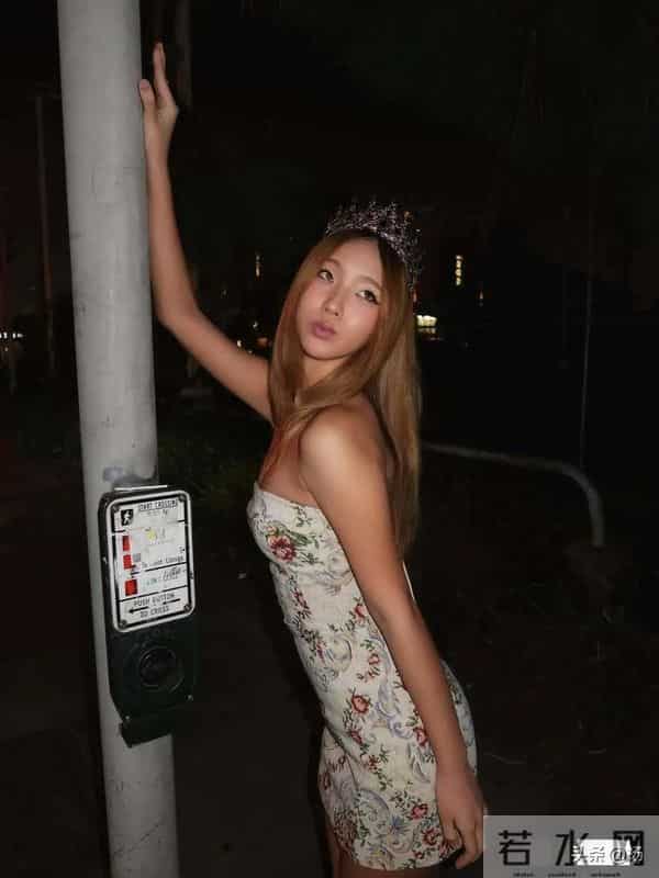 小S19岁大女儿在美国参加派对，一头黄发皮肤美黑，身材成熟火辣