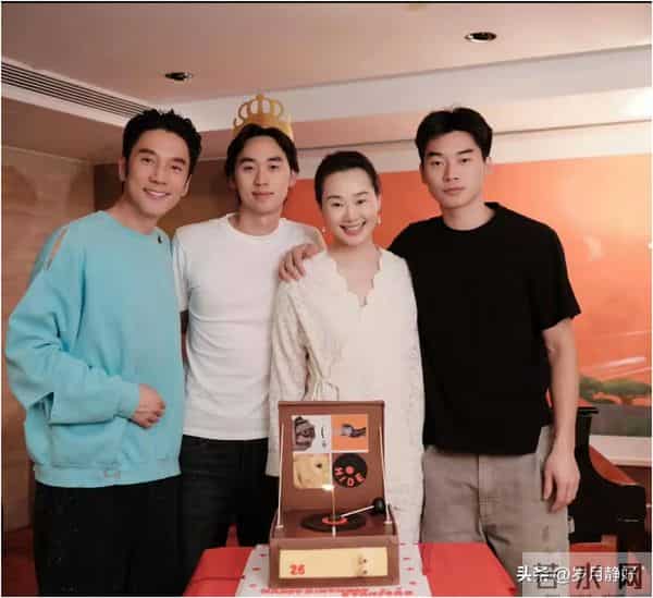 林依轮为26岁儿子林子濠庆生,55岁了比儿子还年轻,老母亲也露面