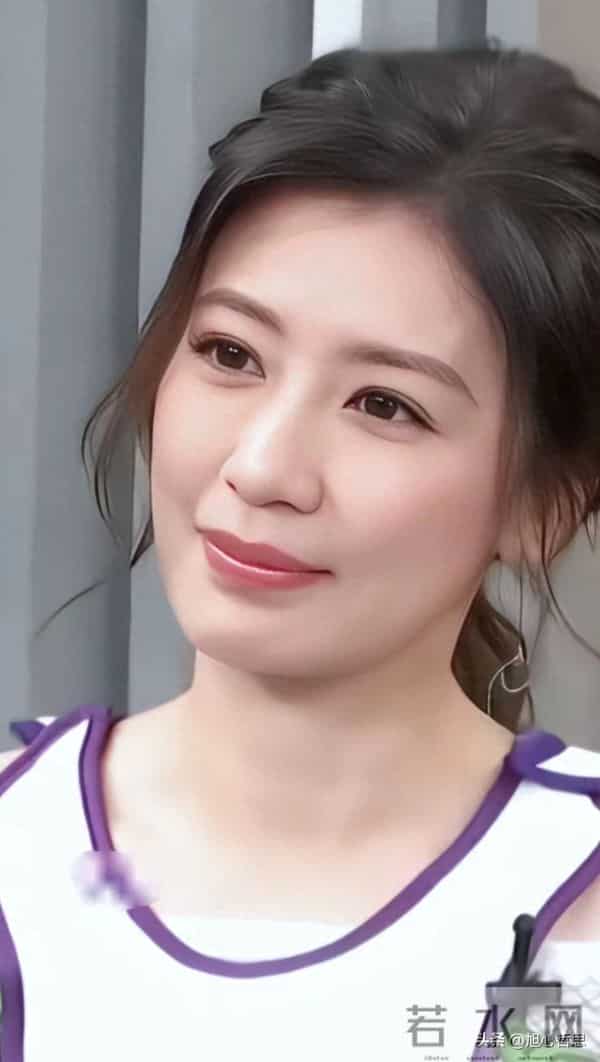 最美赵敏贾静雯如今已经52岁了，看起来依然精致漂亮，不容易