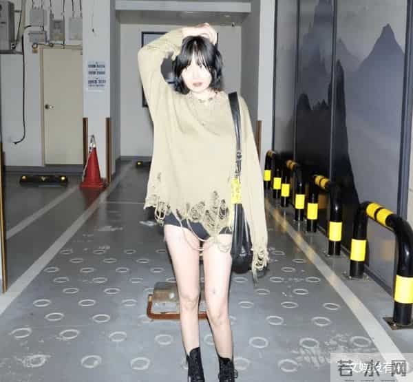 泫雅晒最新体重，从53减到了49公斤，网友：瘦了好多，尤其是腿！