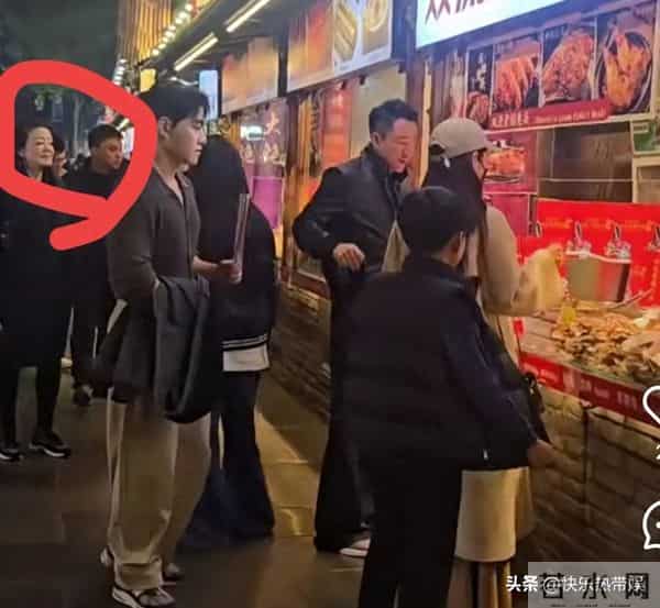 网友偶遇汪小菲夫妇，与友人开心畅谈，住豪华大别墅旅途好幸福
