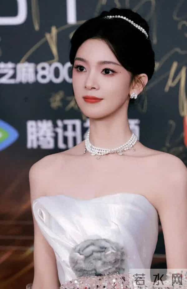 陈瑶亮相微博视界大会，一袭抹胸炫彩礼裙搭钻饰长手套优雅又高级