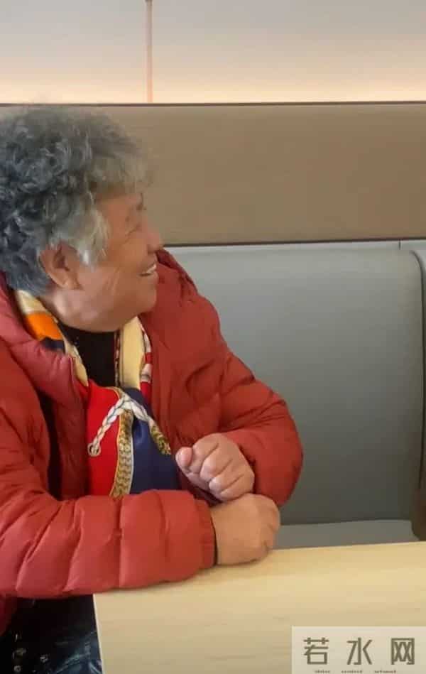 郭晓东妈妈带亲戚来北京，住小酒店不麻烦儿子，俩孙女全程玩手机