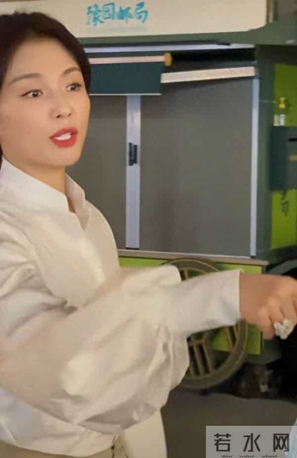 47岁刘涛豫园现身,休闲装配低马尾,气质优雅美得好高级