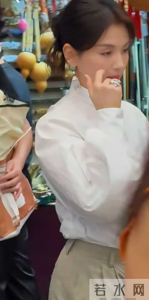 47岁刘涛豫园现身,休闲装配低马尾,气质优雅美得好高级