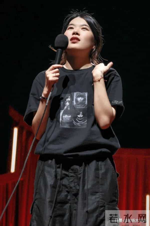 32岁杨笠:清空社媒,长期遭遇攻击,沦落到这般田地并不无辜