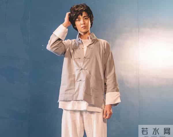 香港知名男星疑脚踏两只船，先后约会两位女神，踢球昏迷一度险死