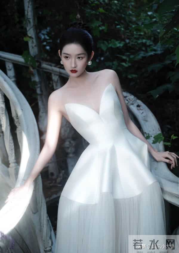 王玉雯亮相微博视界大会红毯,肌肤如雪,美得似小公主!