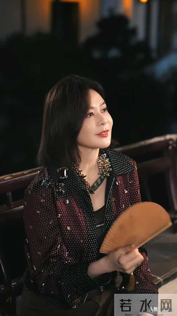 63岁关之琳染发新造型:短款外套+阔腿裤,减龄又高级,美得像39