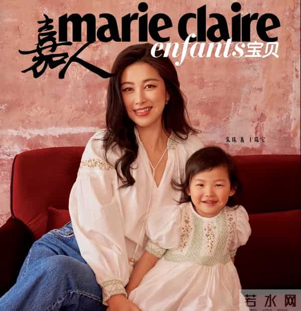 朱珠女儿机场飞奔扑向妈妈,朱珠倒地拥抱,女儿梨涡脸型笑容如花