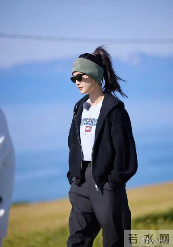李沁在《花儿与少年7》里的穿搭！简直是户外时尚教科书啊！