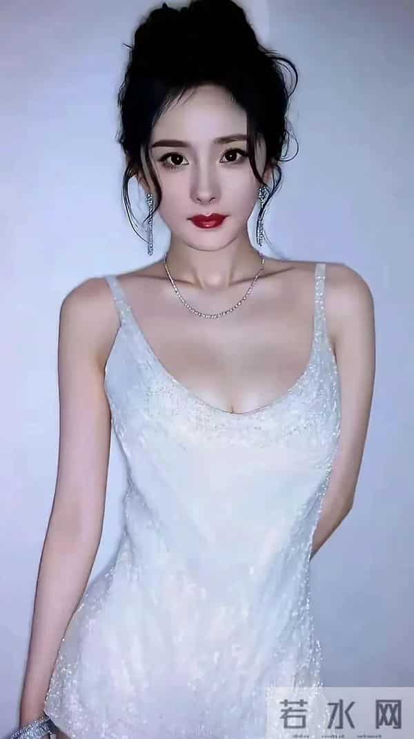 杨幂身穿一袭性感吊带连衣裙,身材火辣很是性感“撩人”