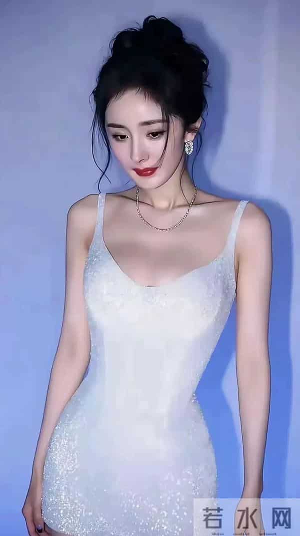 杨幂身穿一袭性感吊带连衣裙,身材火辣很是性感“撩人”