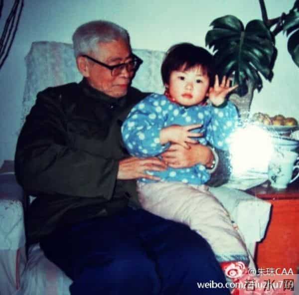 深挖 - 被翁青雅采访翻车的朱珠，本尊才是“顶级白富美”！