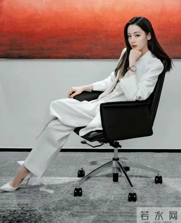 迪丽热巴女老板坐姿，这白色高跟鞋显得脚很大