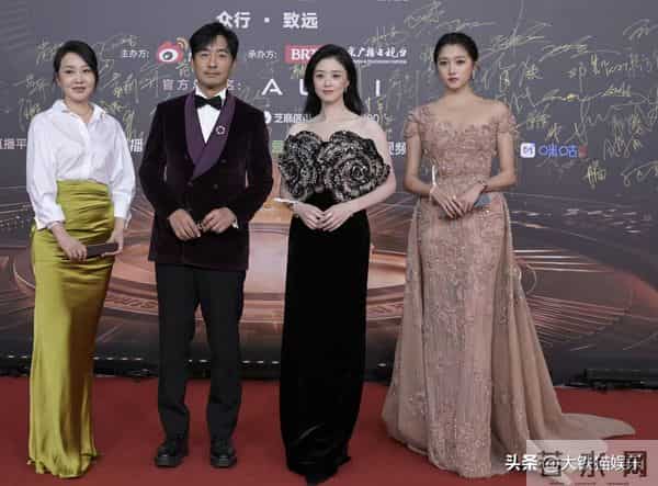 上海这一晚,蒋欣、胡杏儿秒了00后小花,才知什么叫美得有辨识度