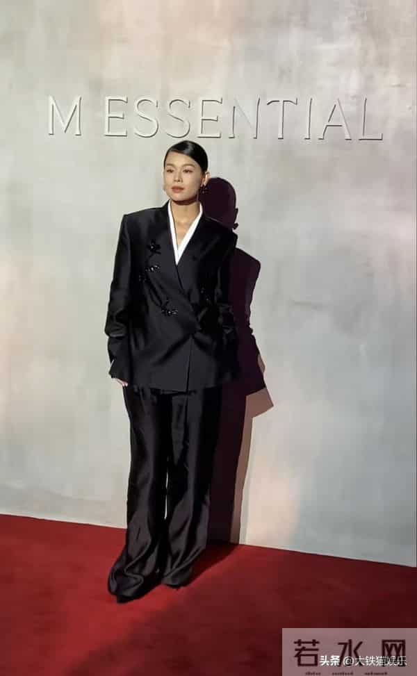 上海这一晚,蒋欣、胡杏儿秒了00后小花,才知什么叫美得有辨识度