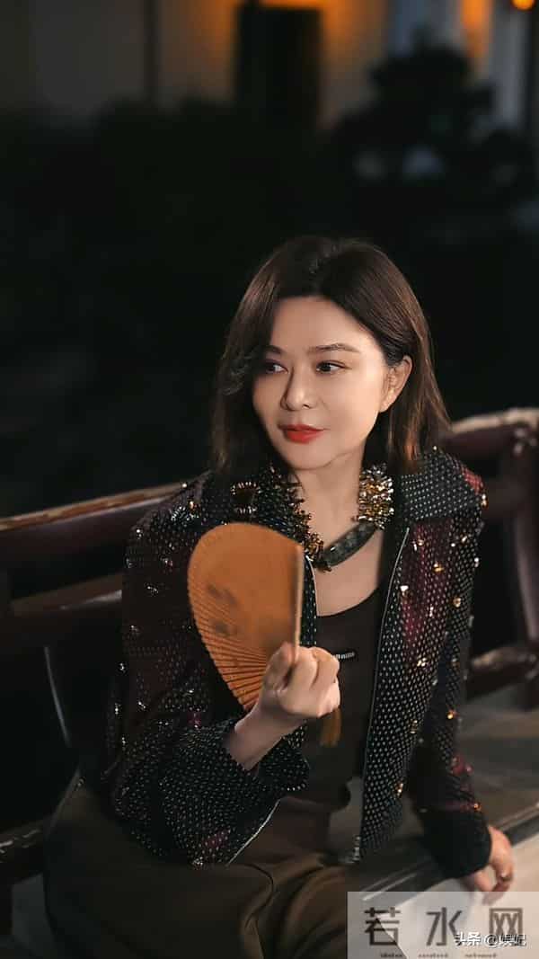 63岁关之琳染发新造型:短款外套+阔腿裤,减龄又高级,美得像39