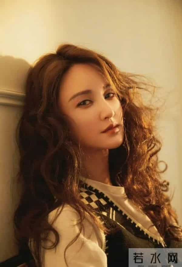 张歆艺光脚坐在木地板上，眉眼带笑的气质太舒服了