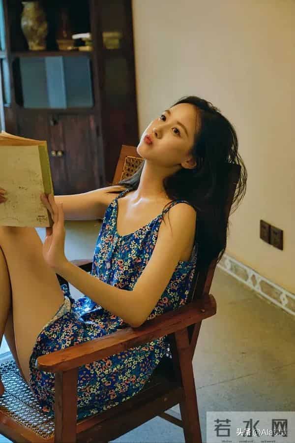 22岁的主持人李瑜,今日居家光脚丫写真,蓝色碎花裙纯欲撩人