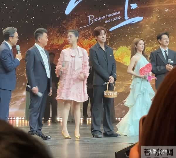 蒋欣出席招商大会，真人瘦好几圈又高又白，穿粉裙好显嫩不像42岁