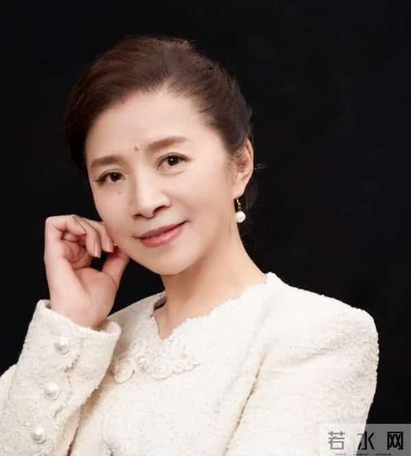 北京这一夜，秦海璐肿了，蒋欣瘦成皮包骨，却被66岁的她惊艳了