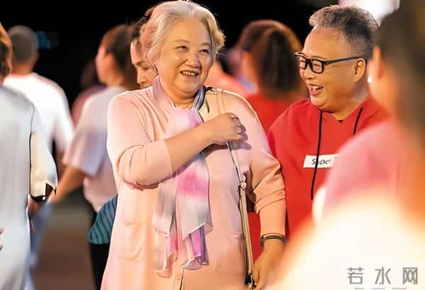 她还能称“人民艺术家”？曾定居美国10年，78岁又回国“捞财”