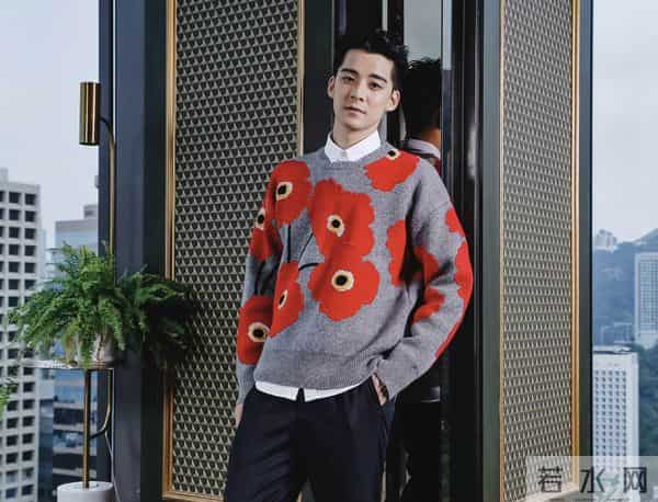 香港知名男星疑脚踏两只船，先后约会两位女神，踢球昏迷一度险死