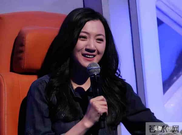 她是冯巩御用老婆，连登五年春晚后精神失常，如今50岁的她怎样了