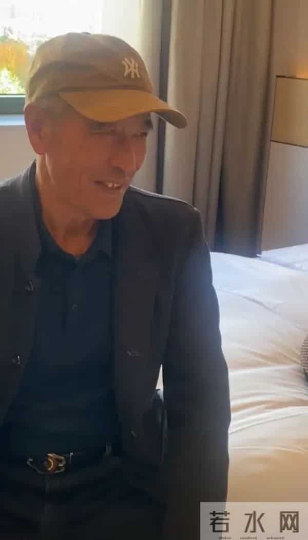 郭晓东妈妈带亲戚来北京，住小酒店不麻烦儿子，俩孙女全程玩手机