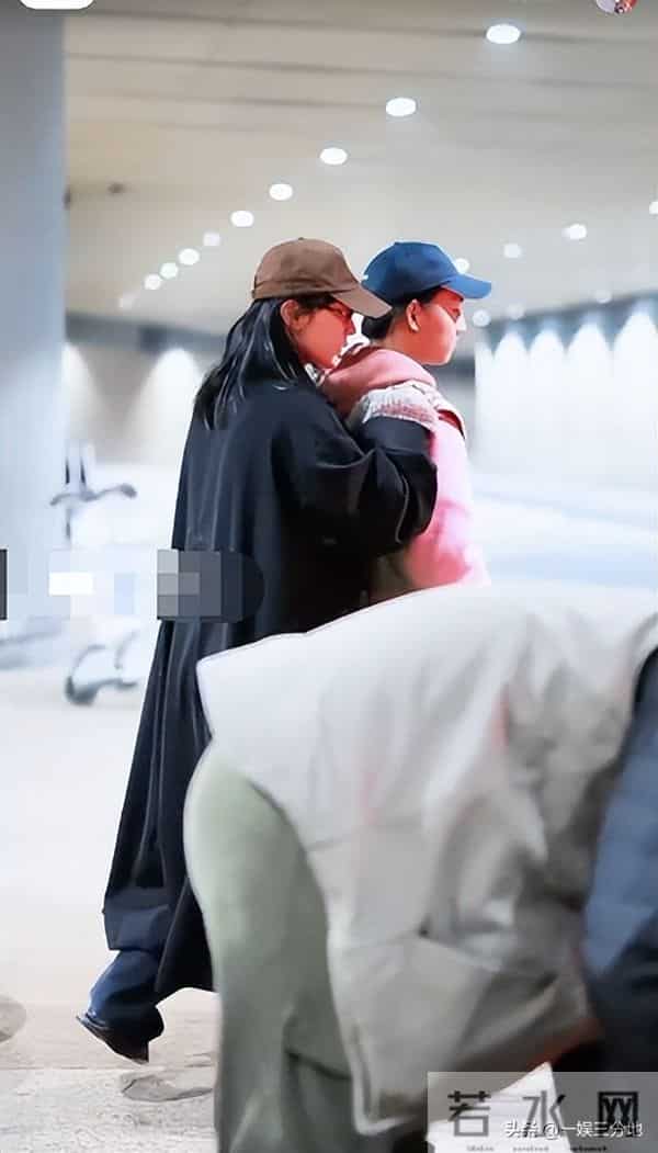 白百何一家回国,大儿子又黑又老,小儿子长相曝光眼小脸大不像她