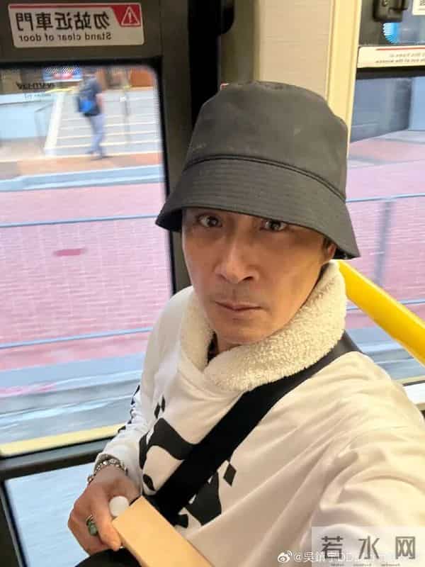 演员吴镇宇刷老年卡坐公交，被疑“冒用他人证件”险被赶下车，当场掏身份证自证清白