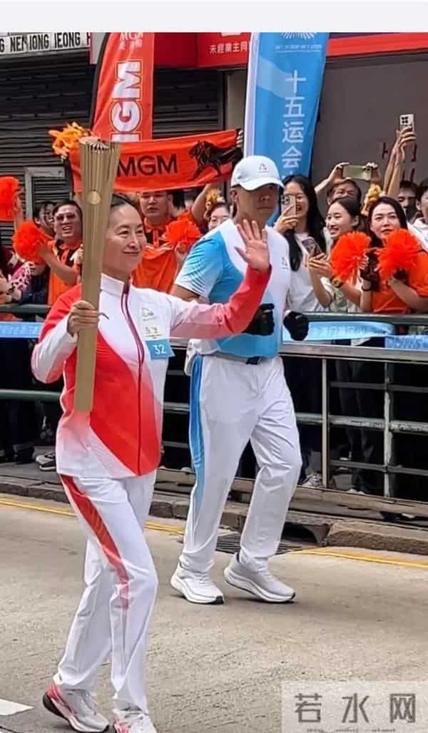 何超琼戴大钻石耳饰很华丽，她的头发白了，她和何超盈女儿合影