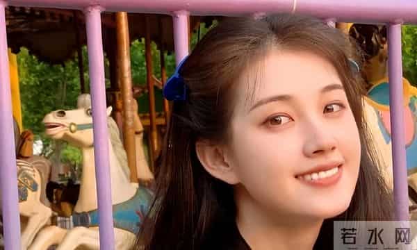 横店这一夜，珠圆玉润的短剧女神郭宇欣，秒了内娱一堆“排骨精”